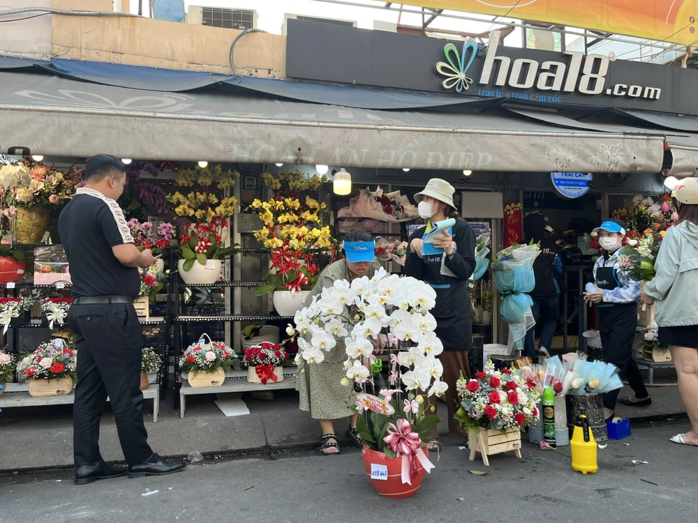 Bên cạnh hoa hồng, lan hồ điệp được khách hàng chọn làm quà tặng trong dịp 8-3