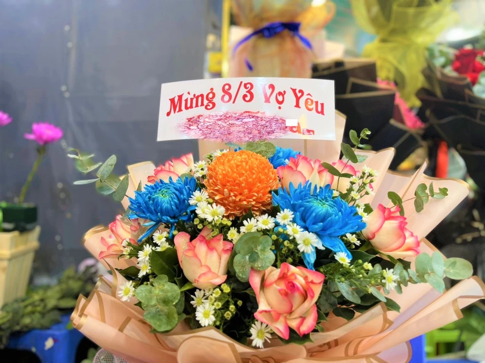 Giỏ hoa được ghi lời chúc mừng ngọt ngào