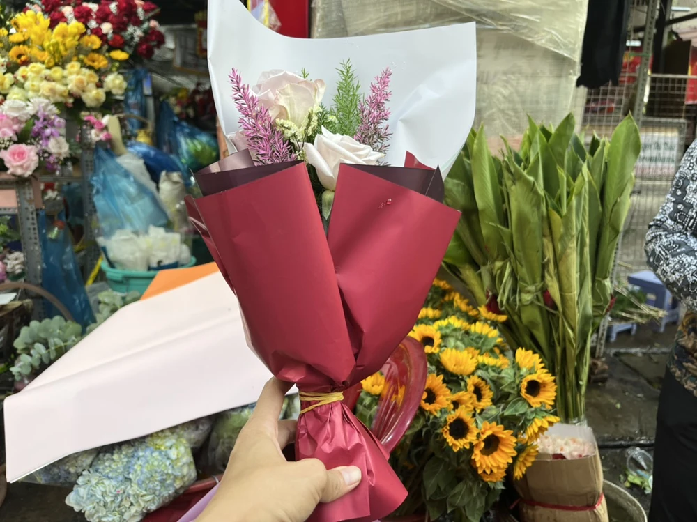 Bó hoa được trang trí sẵn 150.000 đồng