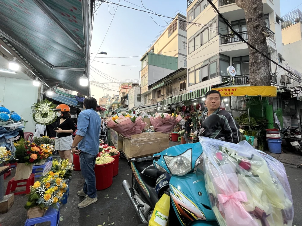 Các sạp hoa nhộn nhịp shipper, tài xế giao hàng