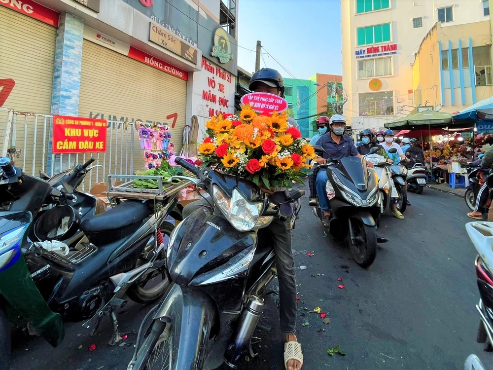 Tập thể học sinh tặng hoa cô giáo