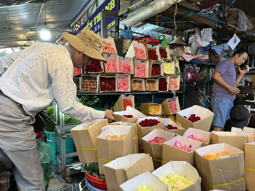 Hoa hồng đỏ giá tăng cao nhất, có sạp bán 800.000 đồng/bó 50 bông.