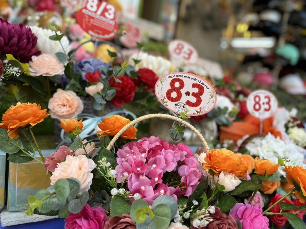 Tương tự, giỏ hoa làm từ lụa cao cấp trông giống hoa thật được bày bán giá 900.000 đồng