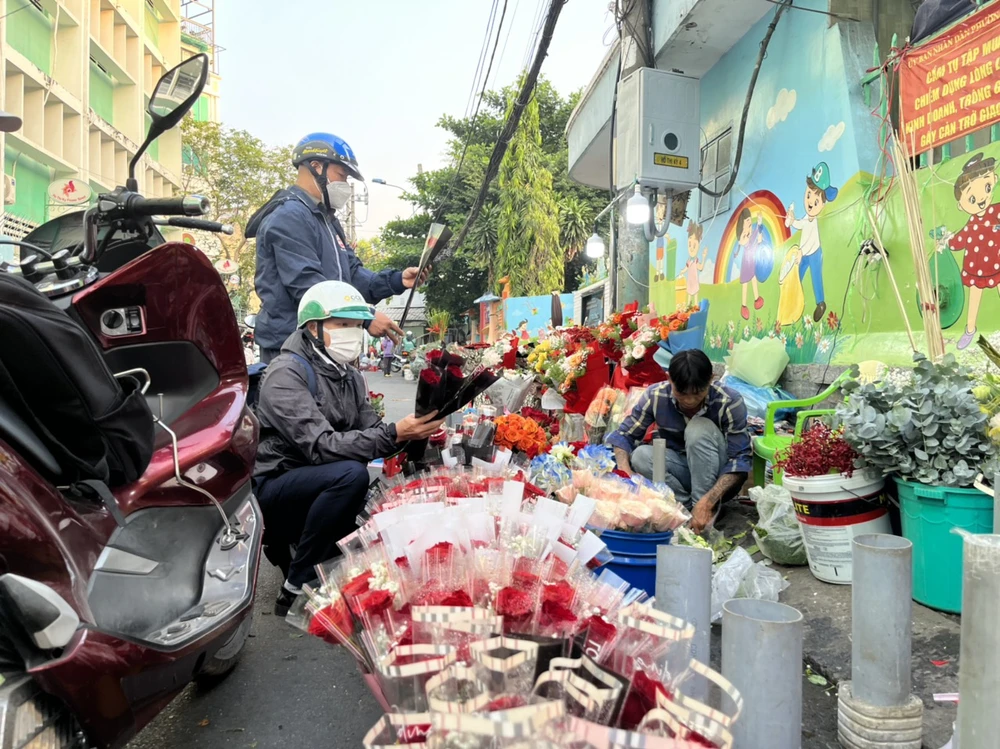 Một khách hàng chọn mua 22 cành hoa hồng tặng đồng nghiệp