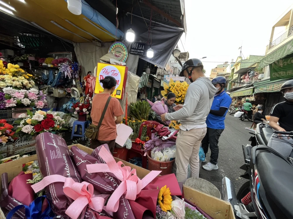 Khách hàng này đặt mua sáu bó hoa để tặng đồng nghiệp và yêu cầu cửa hàng đổi hoa theo ý thích