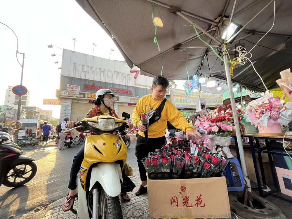 Khách hàng hỏi giá hoa hồng mua số lượng lớn cho nhân viên công ty