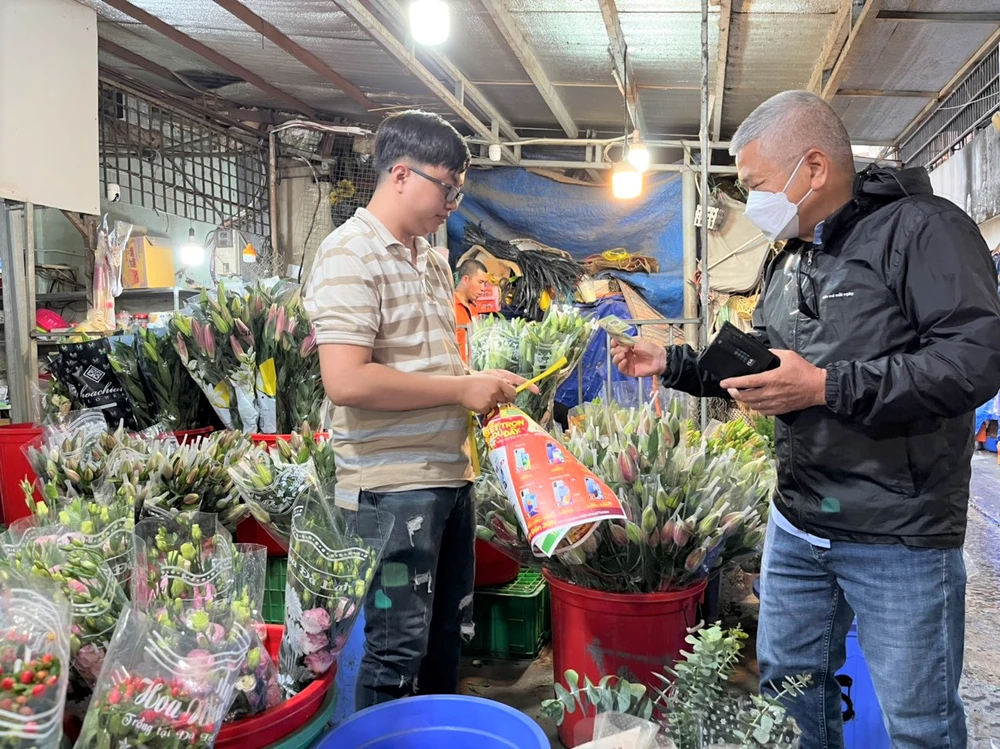 Vị khách này cho biết do bà xã thích hoa ly kép nên từ quận 1 ghé chợ mua về tặng