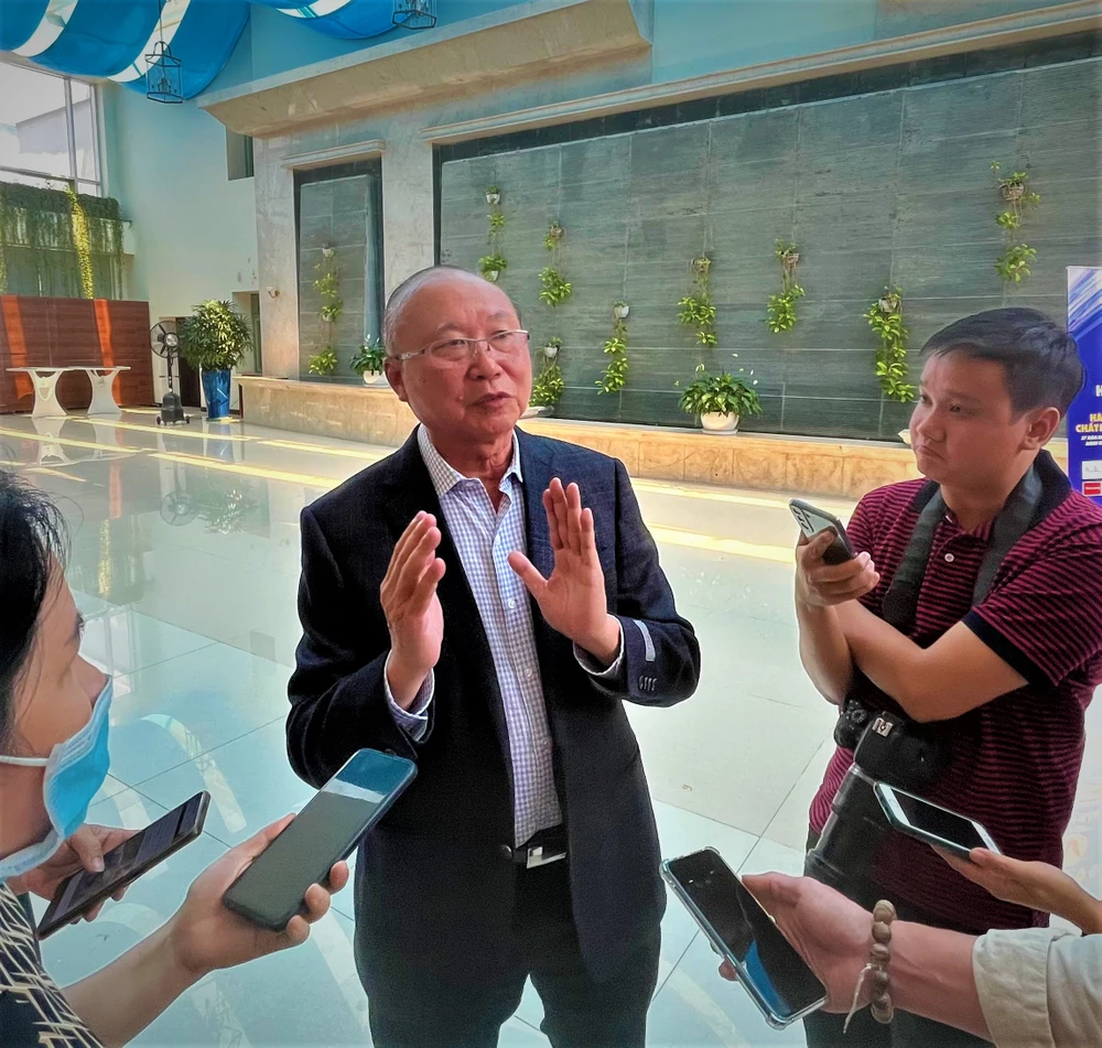 Ông Cao Siêu Lực chia sẻ thông tin cùng báo chí. Ảnh: TÚ UYÊN