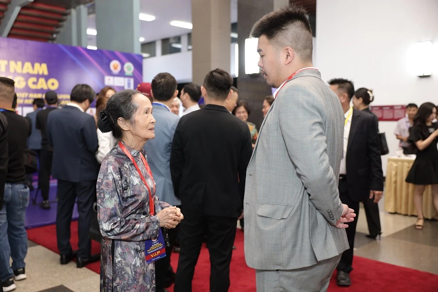 Chuyên gia kinh tế Phạm Chi Lan trao đổi khách mời tham gia hàng Việt Nam chất lượng cao 2023