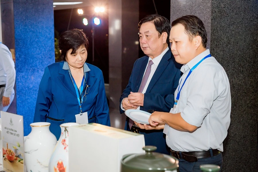 Bộ trưởng Lê Minh Hoan tham quan các gian hàng tại lễ trao chứng nhận hàng Việt Nam chất lượng cao 2023