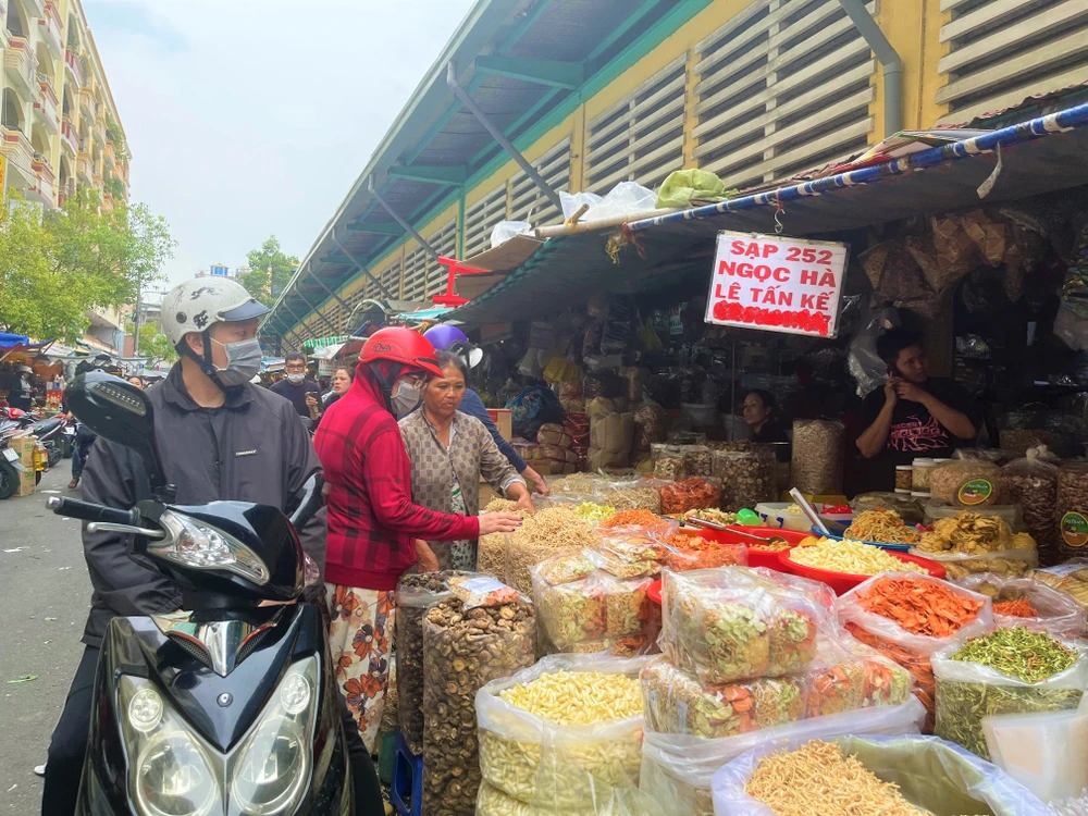 Người dân đang mua hàng trên đường Lê Tấn Kế khu vực chợ Bình Tây. ẢNH: TÚ UYÊN Người dân đang mua hàng trên đường Lê Tấn Kế khu vực chợ Bình Tây. ẢNH: TÚ UYÊN