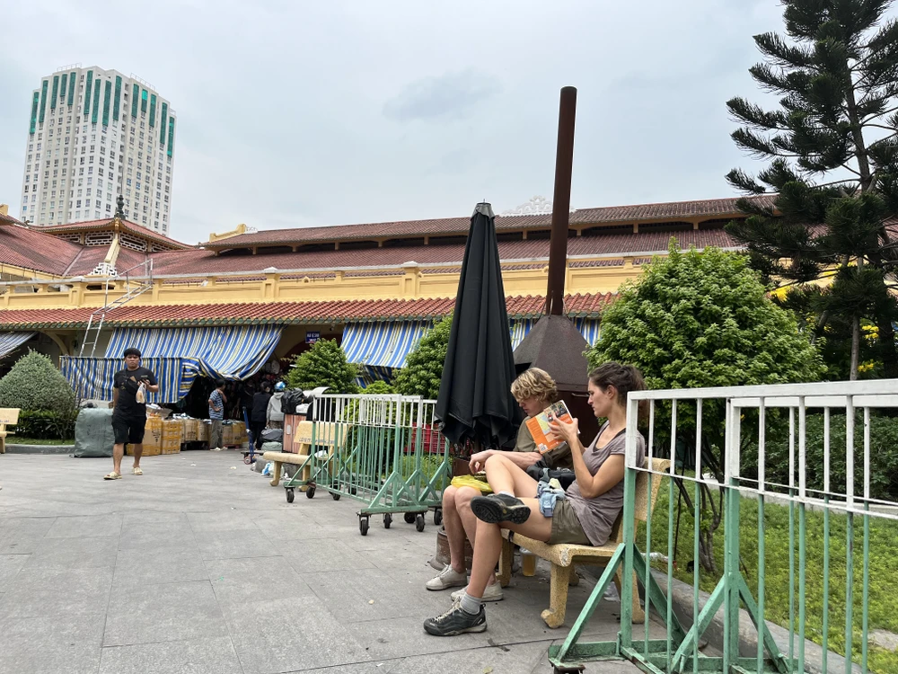 Du khách dừng chân nghỉ ngơi tại chợ Bình Tây. ẢNH: TÚ UYÊN Du khách dừng chân nghỉ ngơi tại chợ Bình Tây. ẢNH: TÚ UYÊN