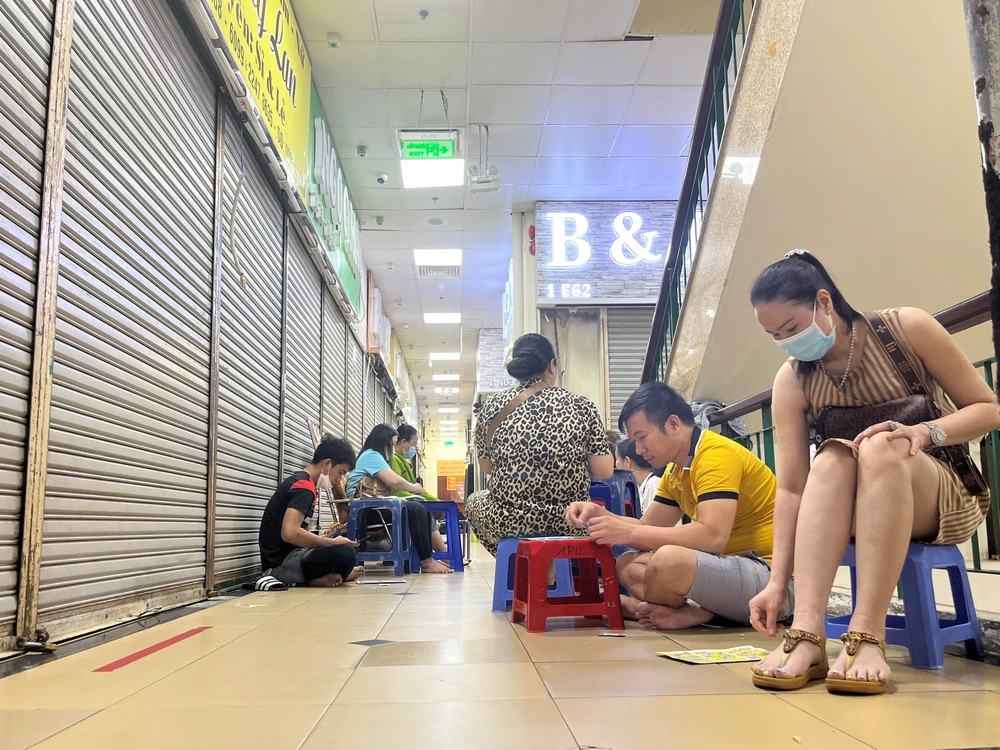 Tạm nghỉ bán nhiều người ngồi chơi đọc số