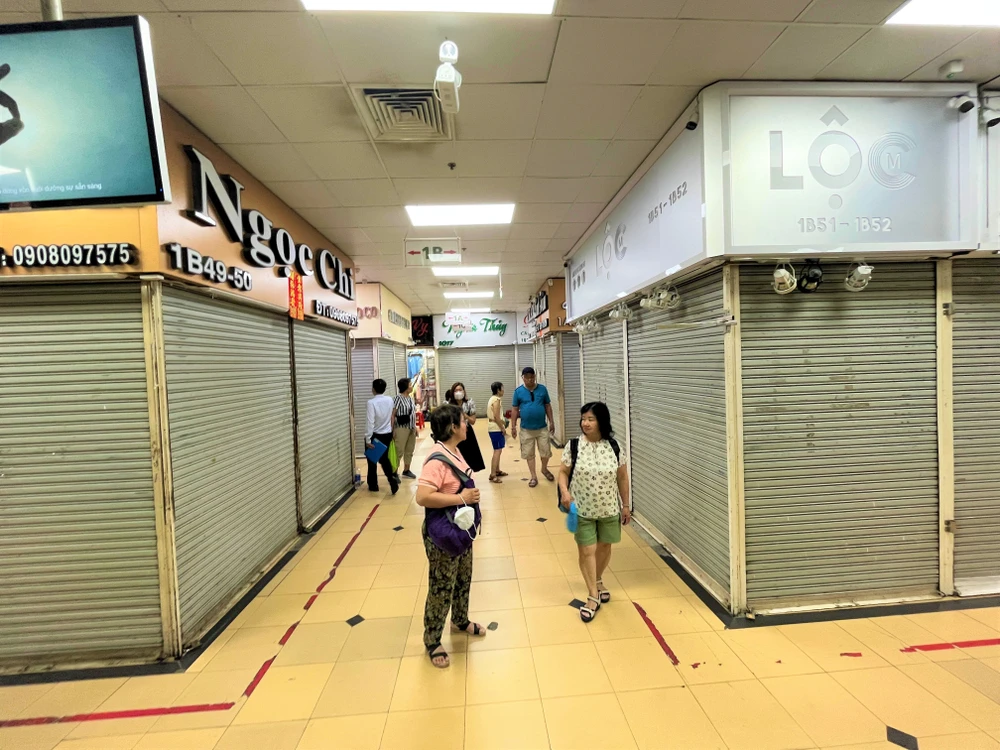 Một nhóm khách tiếc vì đi mua sắm không đúng ngày