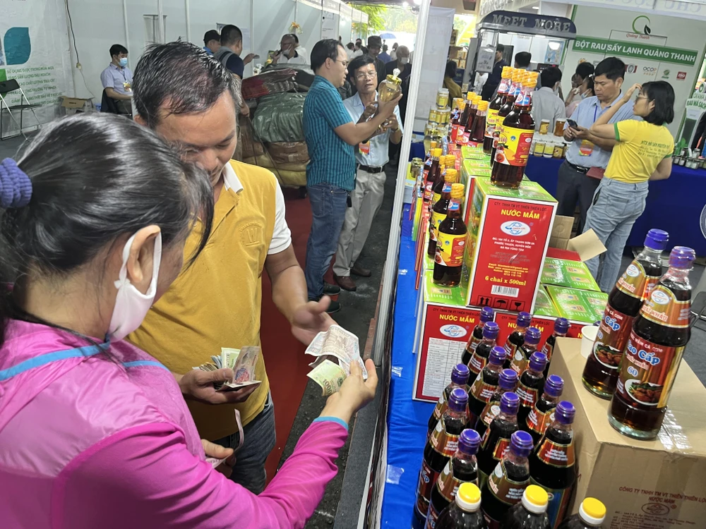 Nước mắm truyền thống niêm yết giá 78.000 đồng/chai 650, khuyến mãi mua 2 tặng 1 tại hội chợ triển lãm nuôi trồng công nghệ chế biến năm 2022.