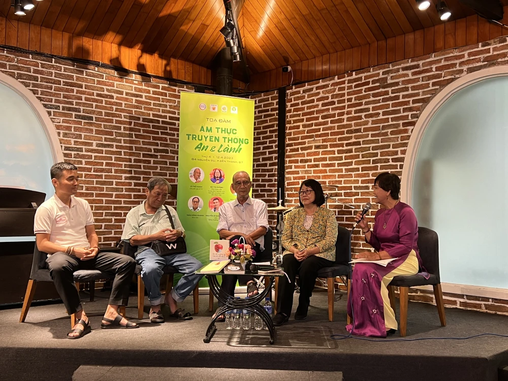 Cácchuyên gia ẩm thực, an toàn thực phẩm chia sẻ tại tọa đàm