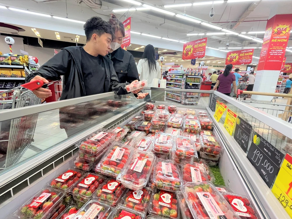 Cuối vụ, dâu tây Sơn La giảm giá mạnh ảnh 1