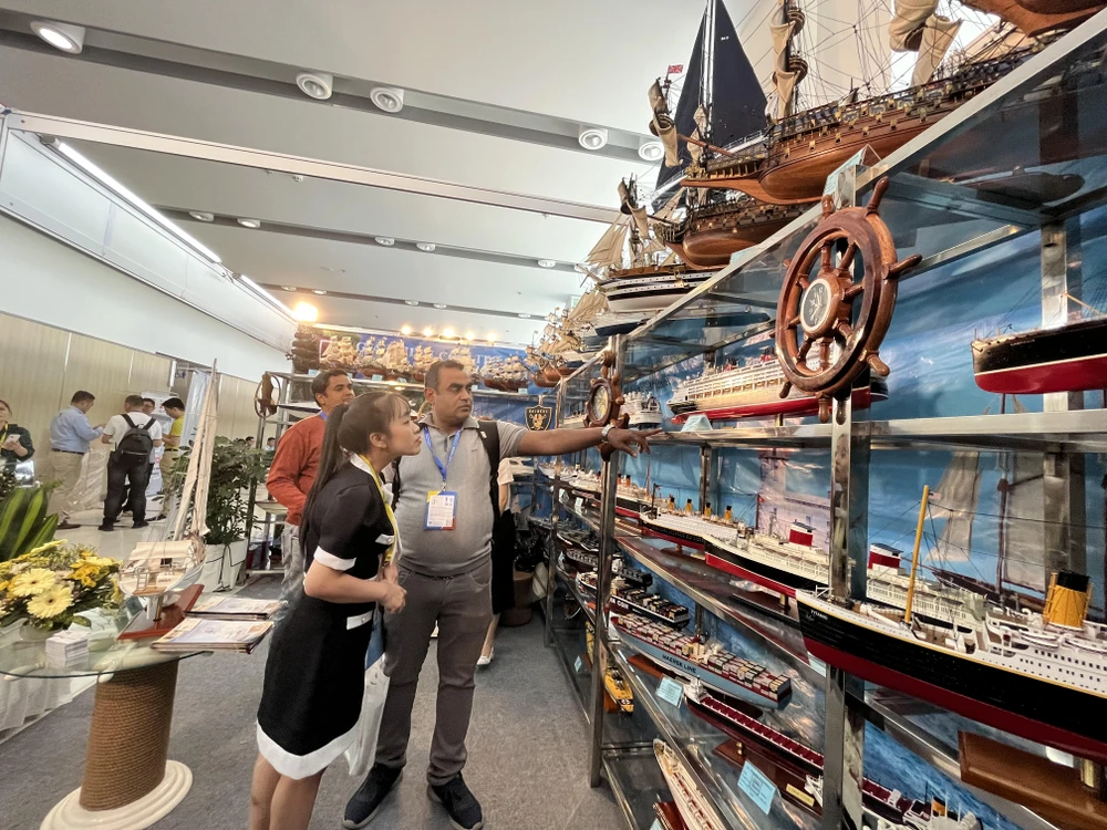 Khách tham quan tại Hội chợ quốc tế đồ gỗ và mỹ nghệ xuất khẩu Việt Nam năm 2023. ẢNH: TÚ UYÊN