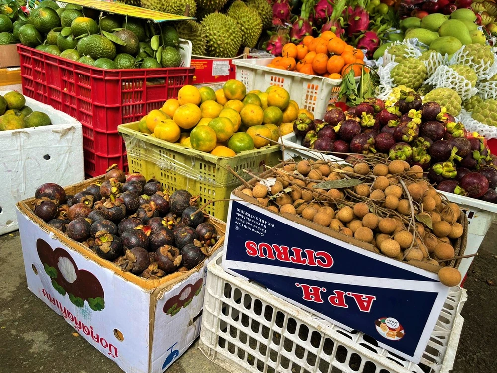 Măng cụt được bày bán ngay trên thùng giấy với chữ Thái Lan . ẢNH: TÚ UYÊN