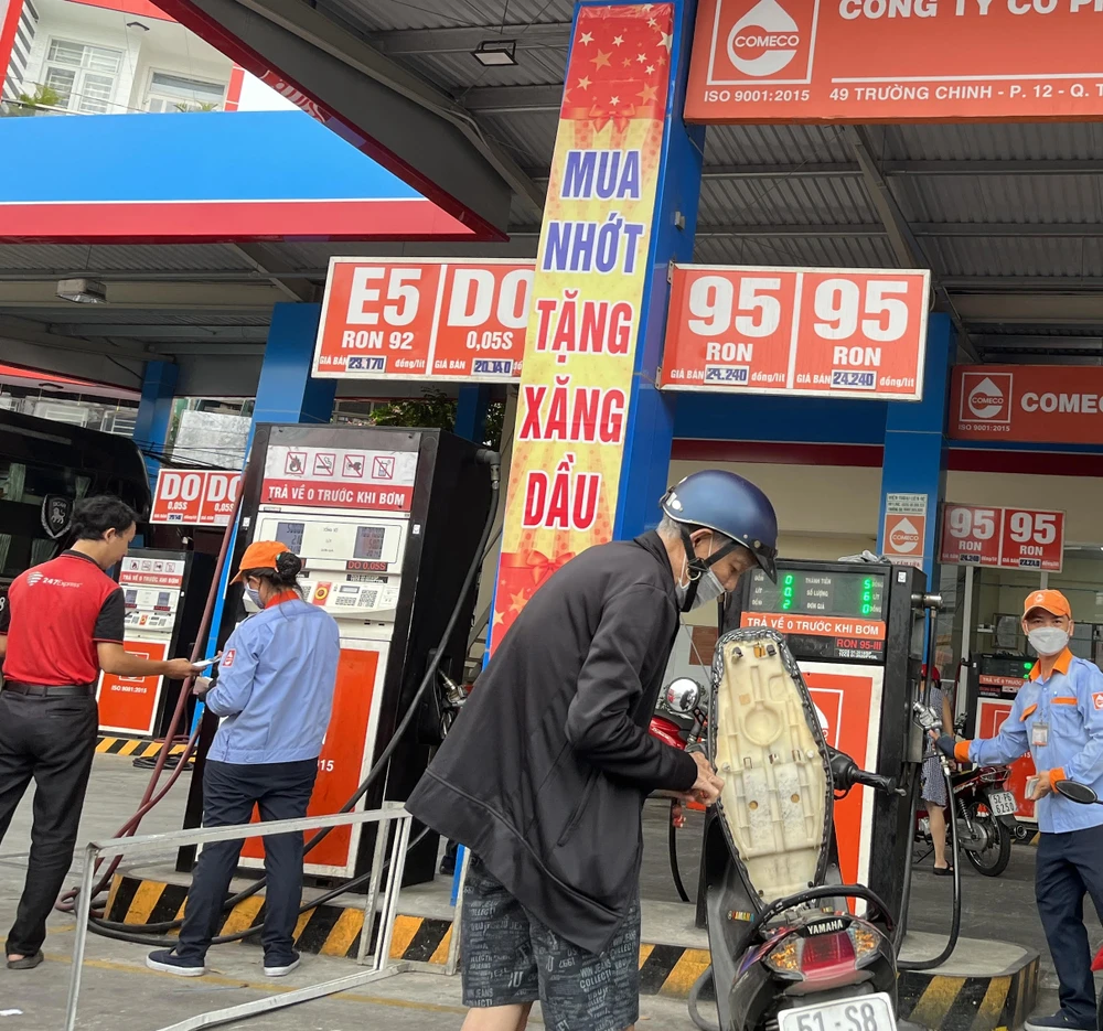 Năm 2022 Hàn Quốc là thị trường bán xăng dầu nhiều nhất cho Việt Nam. ẢNH: TÚ UYÊN Năm 2022 Hàn Quốc là thị trường bán xăng dầu nhiều nhất cho Việt Nam. ẢNH: TÚ UYÊN