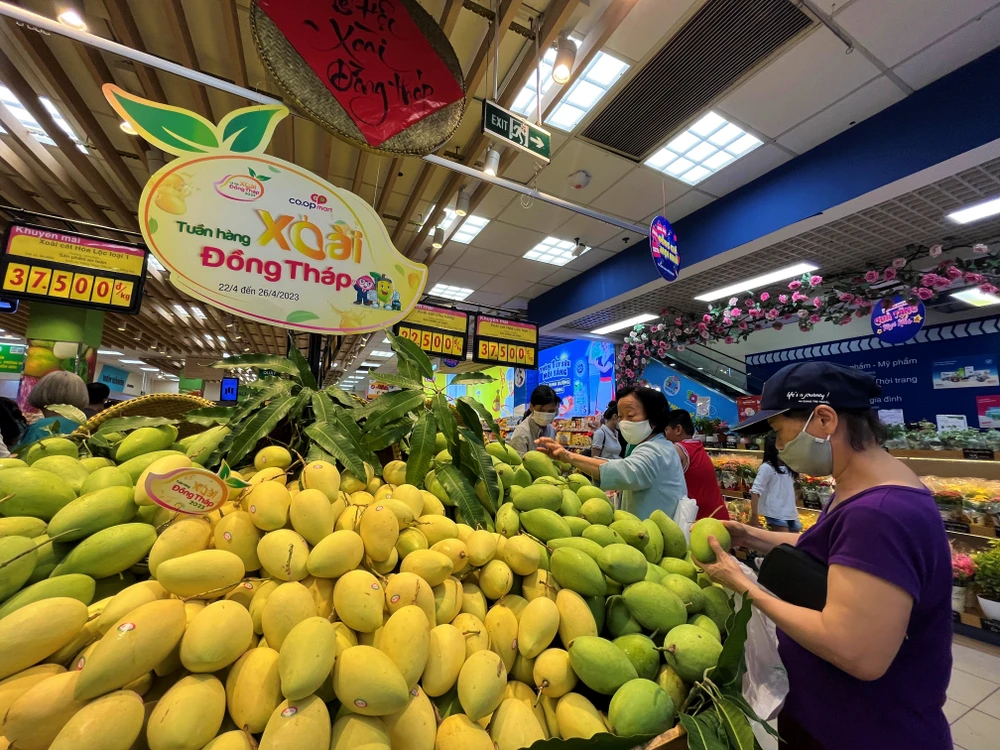 Xoài Đồng Tháp được siêu thị giảm giá thu hút người tiêu dùng chọn mua. ẢNH: TÚ UYÊN