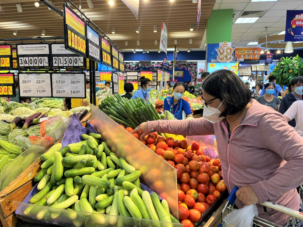 Trong tháng 4 rau các loại có chỉ số giá giảm mạnh nhất 2,62%. ẢNH: TÚ UYÊN