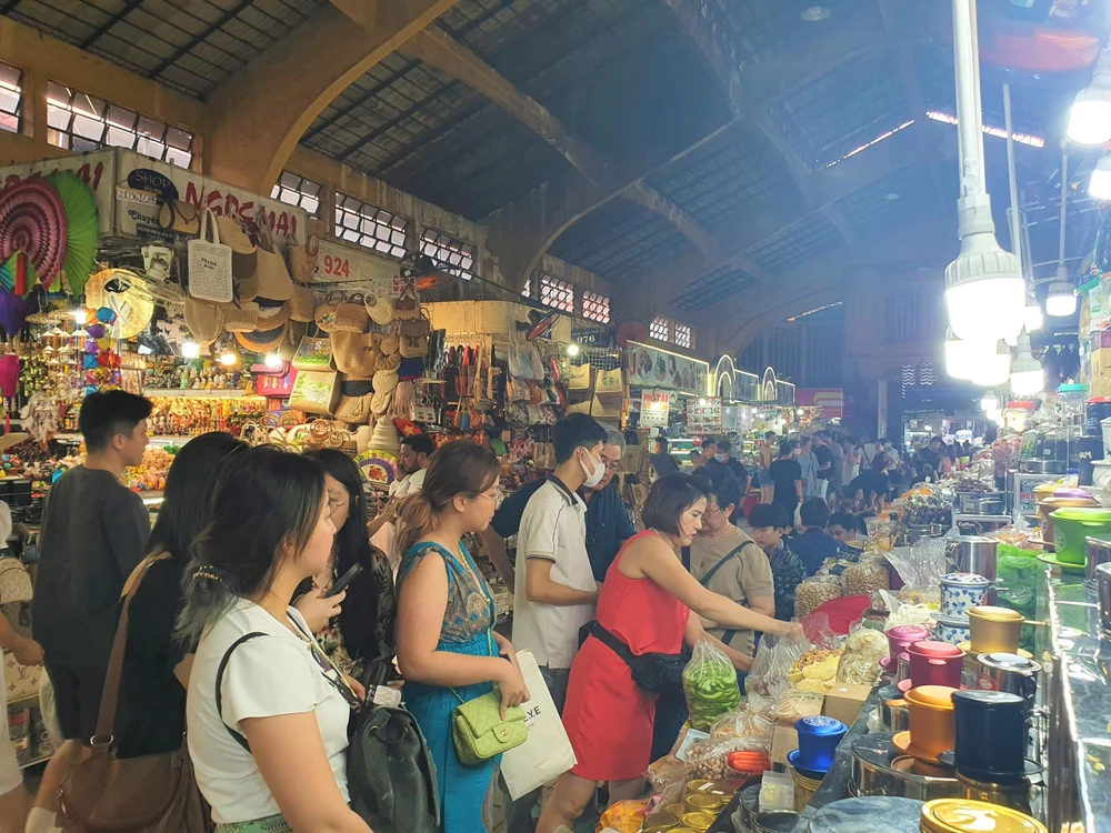 Các sạp bán bánh kẹo cà phê tấp nập khách