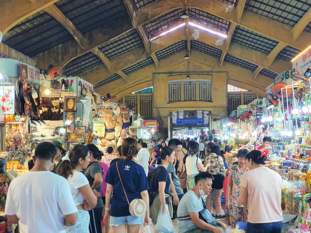 Đông khách đến tham quan mua sắm