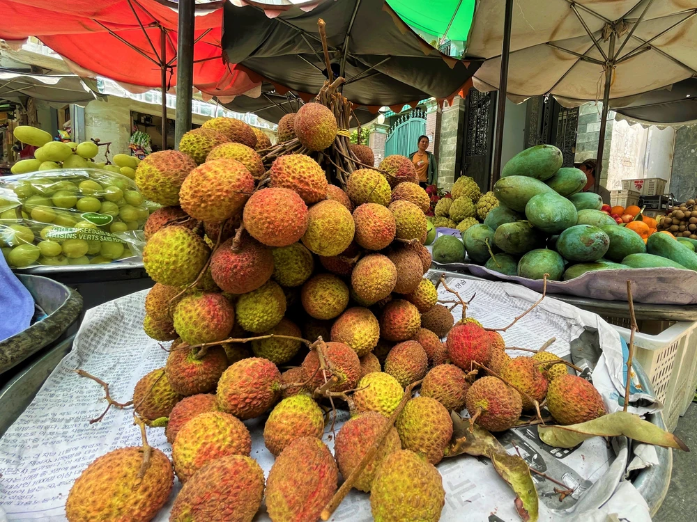 Vải thiều Đắk Lắk bày bán tại một số chợ từ 70.000-100.000 đồng/kg. ẢNH: TÚ UYÊN