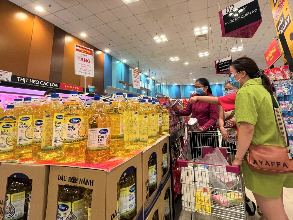 Người tiêu dùng chọn mua hàng hóa đang được khuyến mãi ở siêu thị. ẢNH: TÚ UYÊN