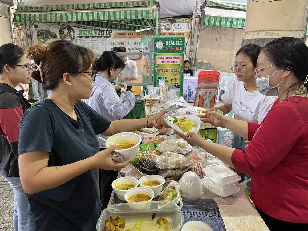 Người dân thưởng thức món cà ri nị của người Chăm và cơm gà tại chỗ với giá 50.000 đồng/phần