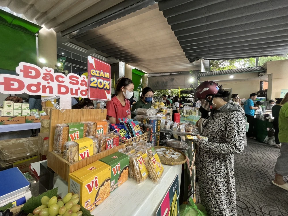 Nhằm tri ân khách đi chợ quen thuộc trong suốt bảy năm qua các gian hàng đều có nhiều ưu đãi