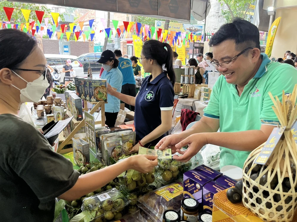 Măng cụt xanh đang hot trên mạng xã hội được đem tới phiên chợ 70.000 đồng/kg