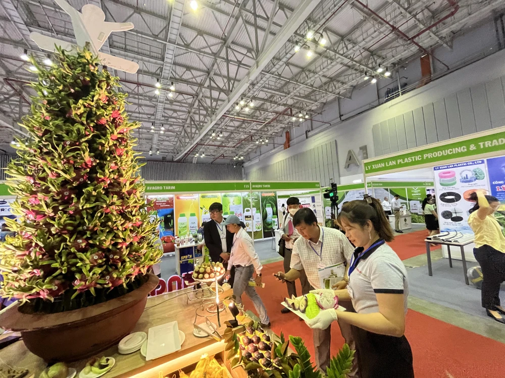 Thanh long, vú sữa... được quảng bá tại triển lãm và hội thảo quốc tế công nghệ sản xuất và chế biến rau hoa quả tại Việt Nam 2023. Ảnh: TÚ UYÊN
