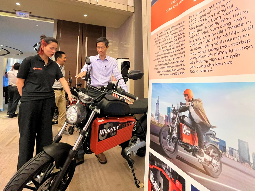 Hơn 90% bộ phận của xe máy điện này được sản xuất tại Việt Nam, xe sẽ tự mở khóa khi khách đến gần và tự tắt khi rời đi.