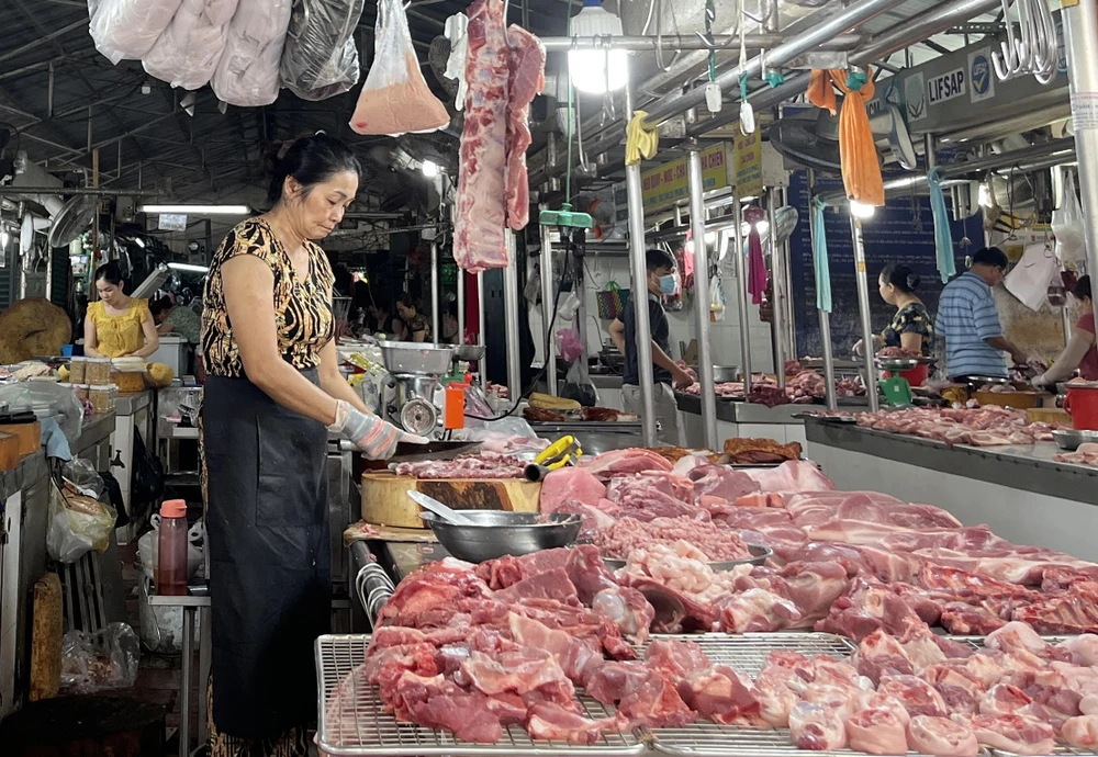 Trang trại nào không trả lãi vay ngân hàng, mua được nguồn nguyên liệu giảm giá thời điểm này có lời. ẢNH: TÚ UYÊN