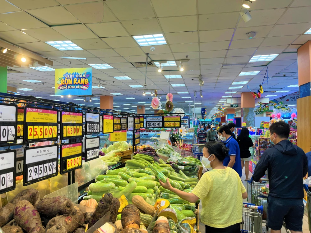 Siêu thị có khu trưng bày riêng và có chính sách khuyến mãi cho sản phẩm thân thiện môi trường. ẢNH: TÚ UYÊN Siêu thị có khu trưng bày riêng và có chính sách khuyến mãi cho sản phẩm thân thiện môi trường. ẢNH: TÚ UYÊN