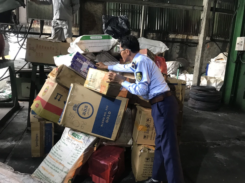 Toàn bộ thuốc lá nhập lậu tiêu hủy bằng hình thức xay nhuyễn, đem đốt. ẢNH: Cục QLTT TP.HCM