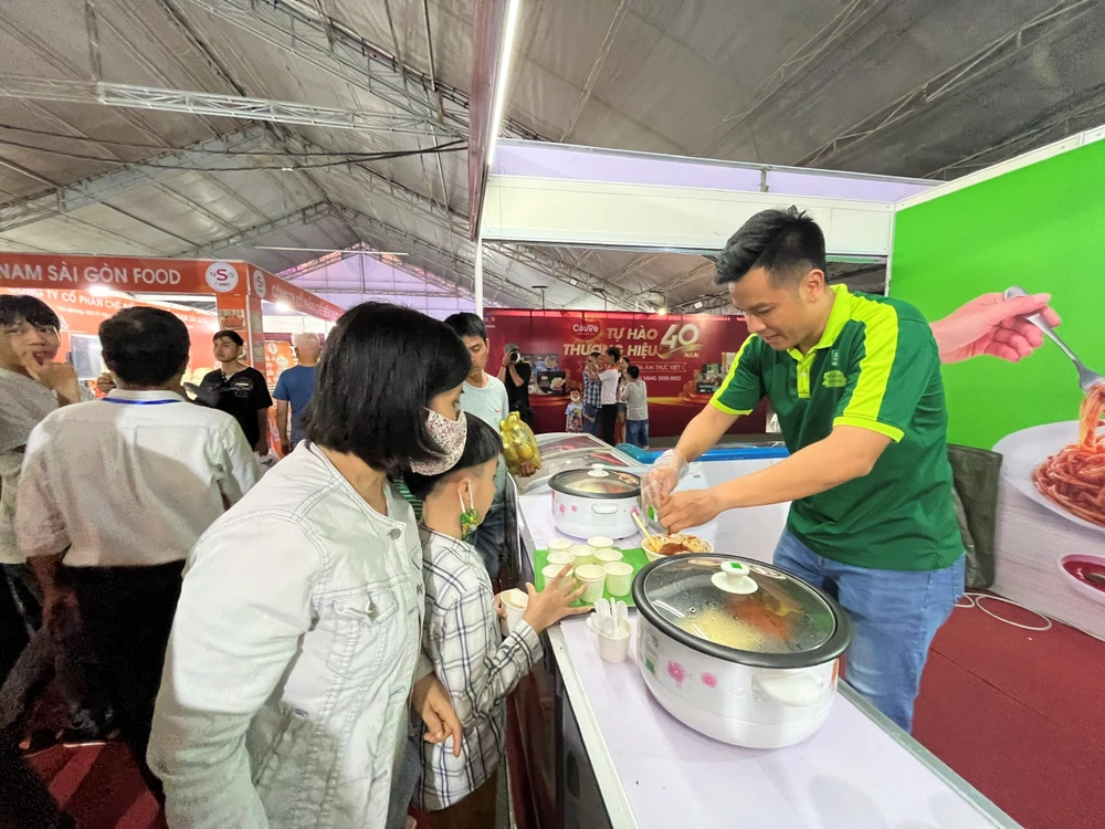Nhiều gian hàng tại hội chợ có hoạt động mời khách tham quan ăn thử
