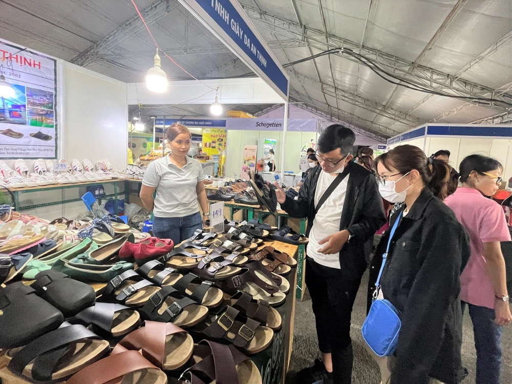 TP.HCM khai mạc hội chợ khuyến mãi khủng, nhiều mặt hàng giảm 70% ảnh 5