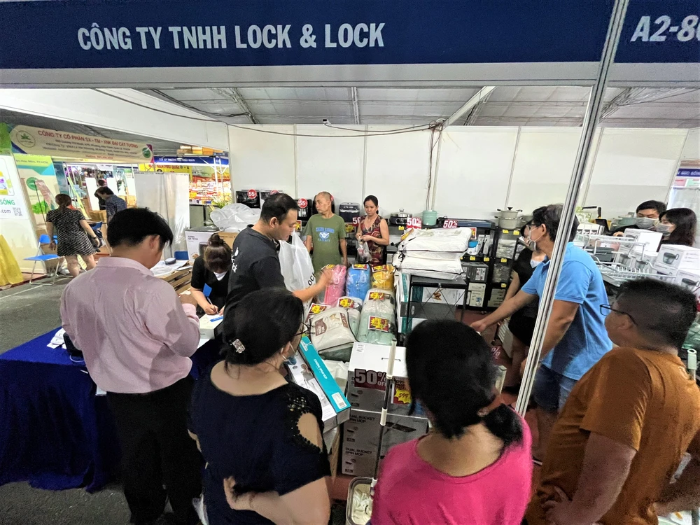 Các sản phẩm gia dụng giảm đến 50% thu hút nhiều khách chọn mua