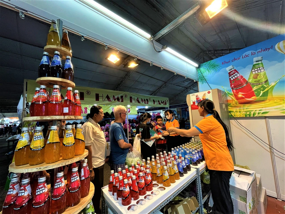 Thời tiết nắng nóng, gian hàng nước ép trái cây được nhiều khách tham quan ghé mua