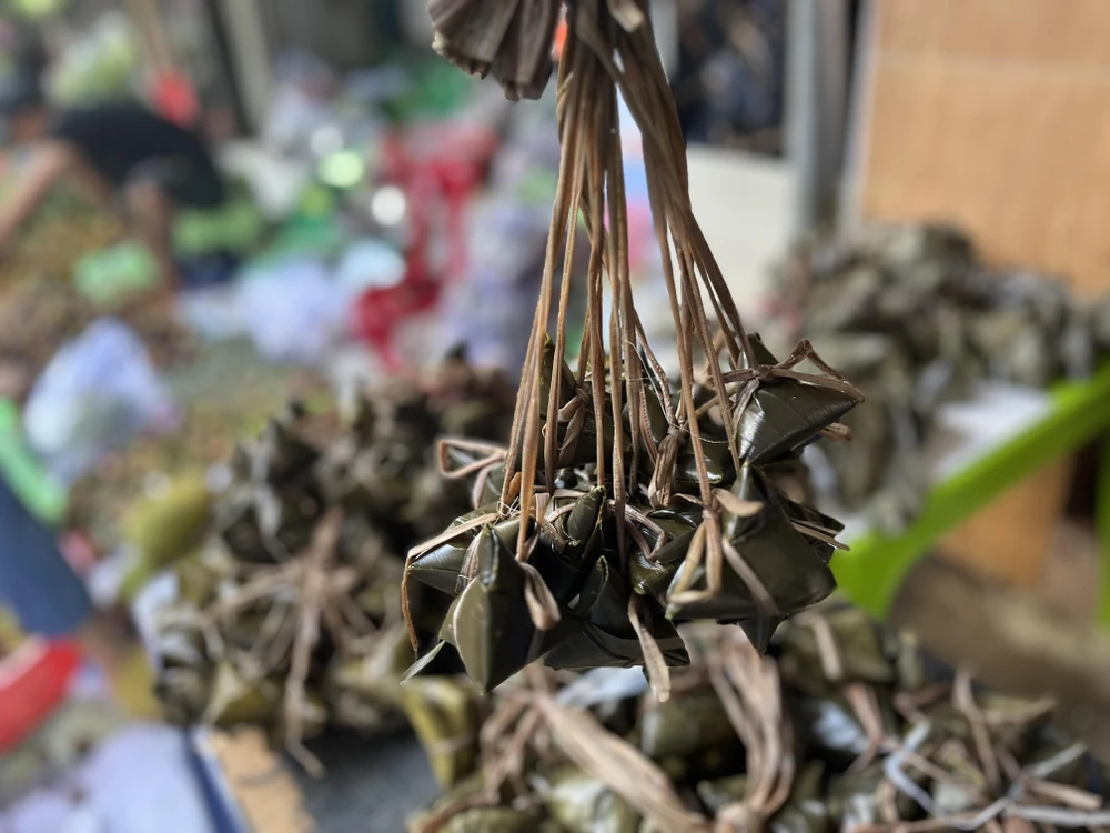 Bánh ú tro không nhân 40.000 đồng/chục.