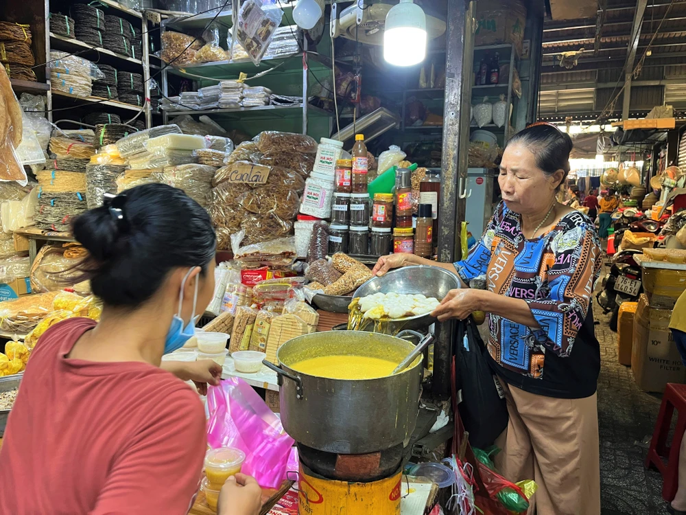 Chè trôi nước được tiếp tục châm thêm.