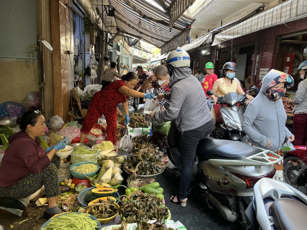 TP.HCM tấp nập người mua đồ cúng ngày Tết Đoan Ngọ ảnh 7