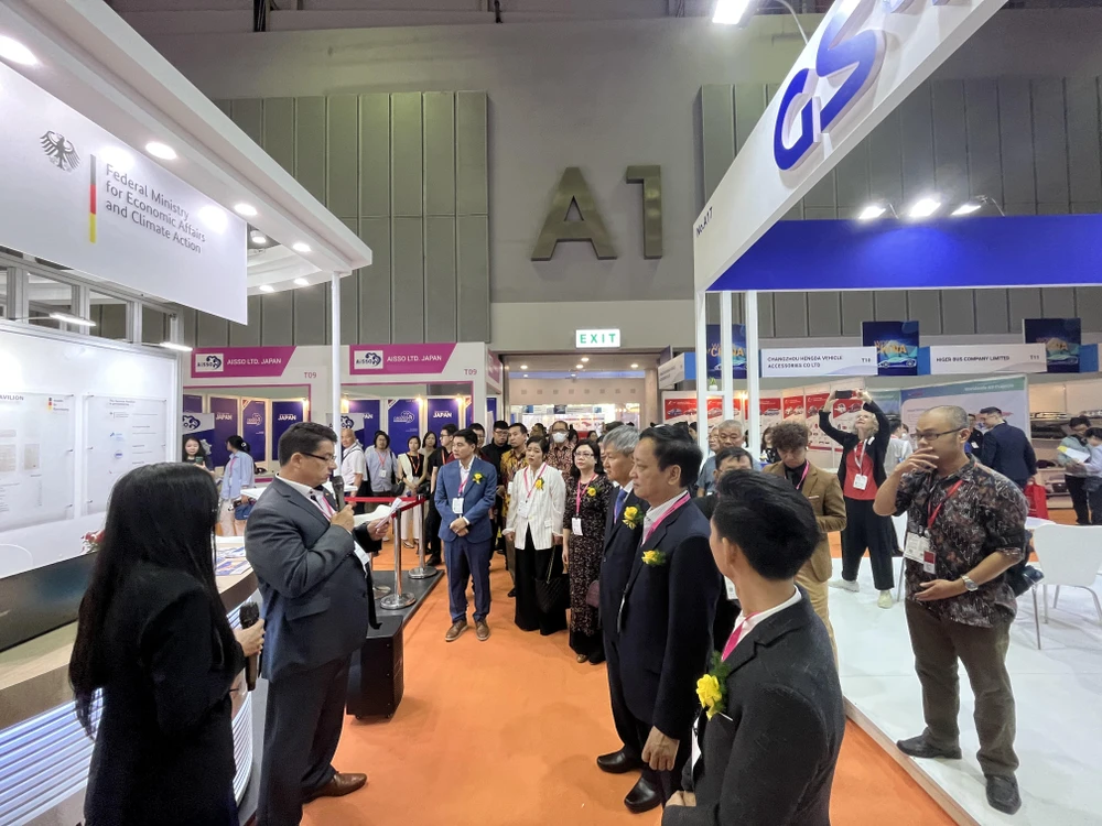 Lãnh đạo Cục Công tác phía Nam Bộ Công Thương, các hiệp hội tham quan gian hàng doanh nghiệp Đức tại triển lãm. Ảnh: TÚ UYÊN