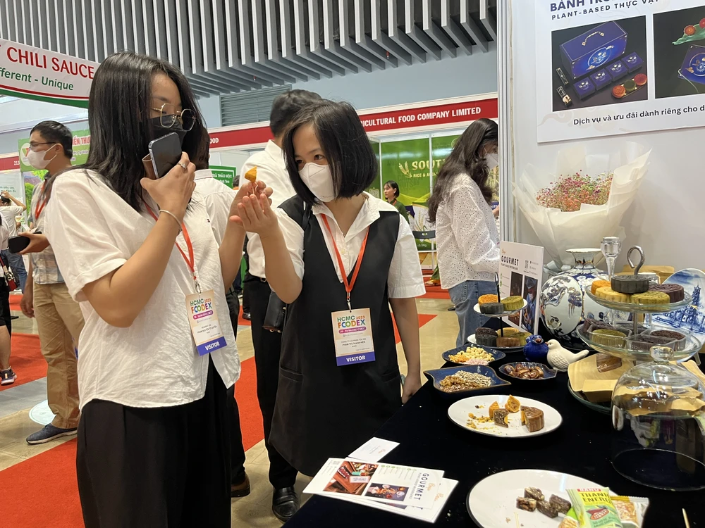 Bánh trung thu được khách tham quan dùng thử