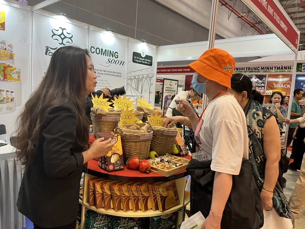 Tại triển lãm nhiều gian hàng có chương trình check-in nhận quà đã thu hút nhiều khách trẻ