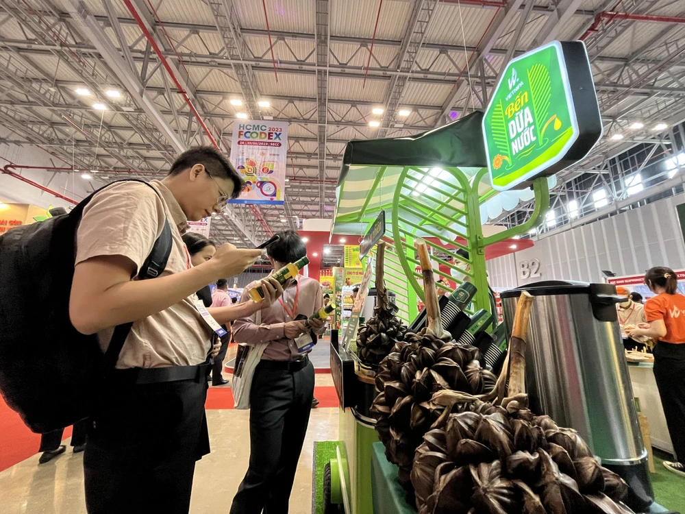 Đường dừa nước và mật dừa được khách tham quan triển lãm quan tâm
