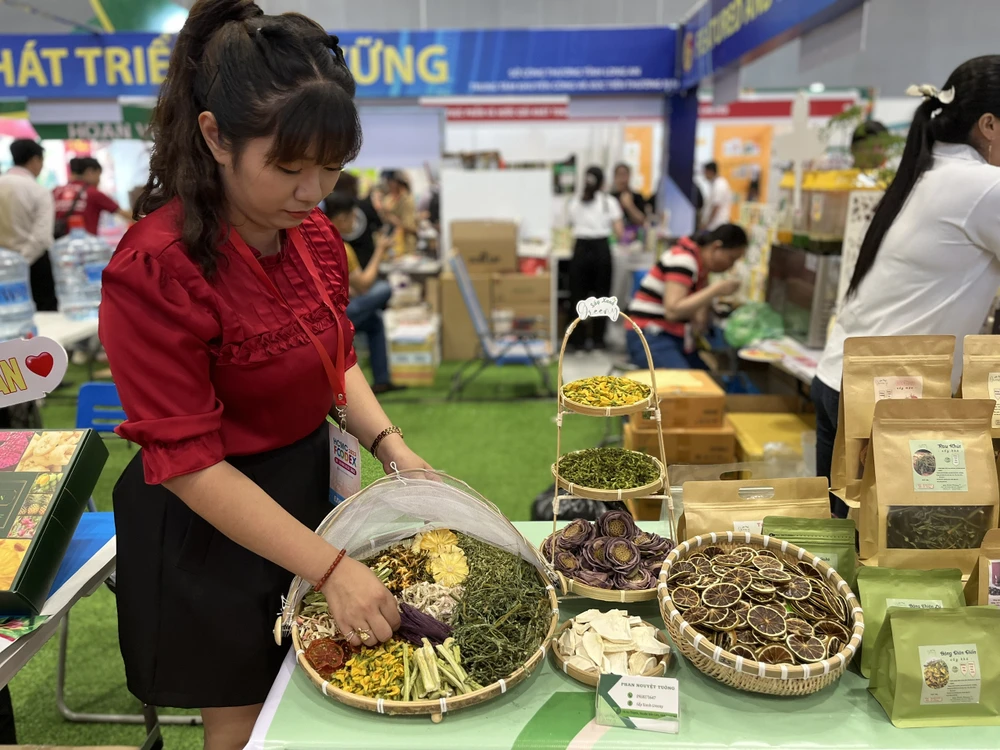 Các nguyên liệu nấu canh chua như rau nhút, thơm, cà chua, bông thiên lý... được sấy khô rất tiện dụng cho bà nội trợ